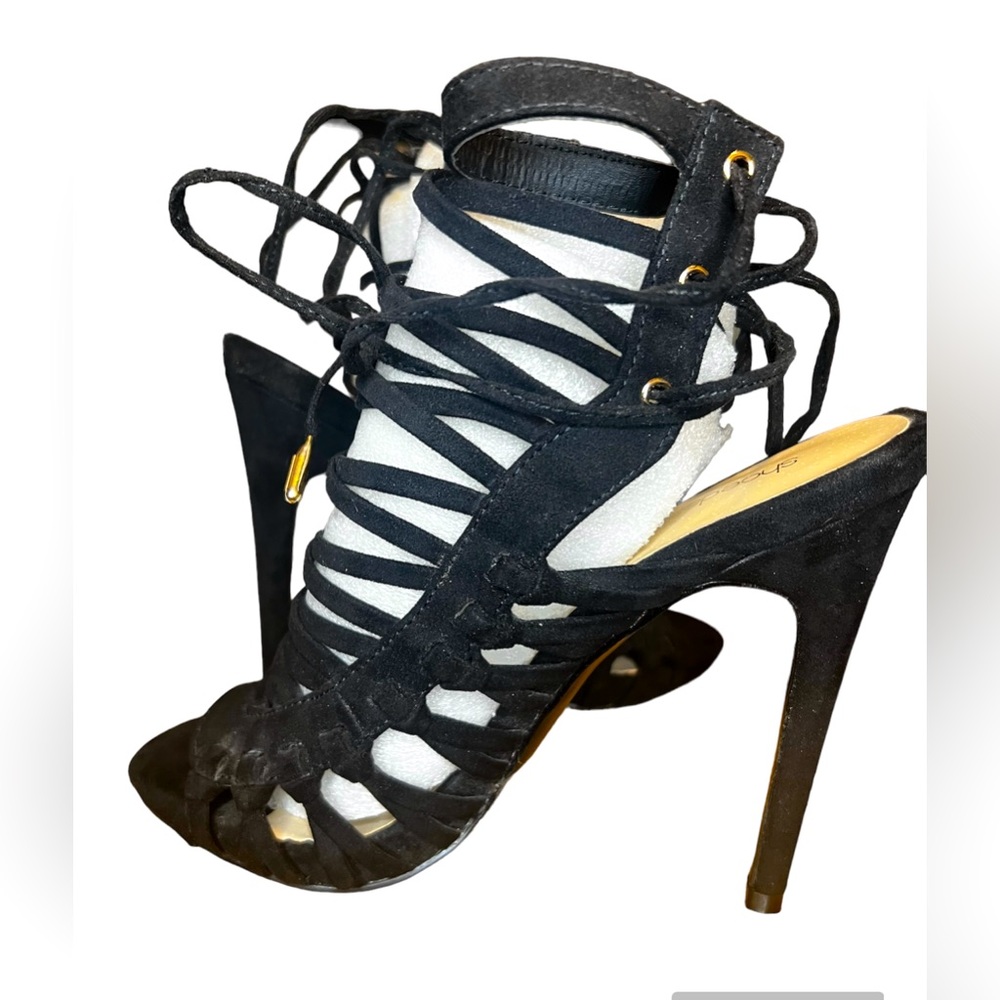 Black lace up pump